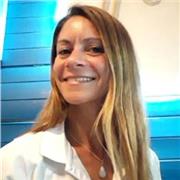 Profesora de Pilates Mat con bandas y elementos apta para todas las edades y niveles